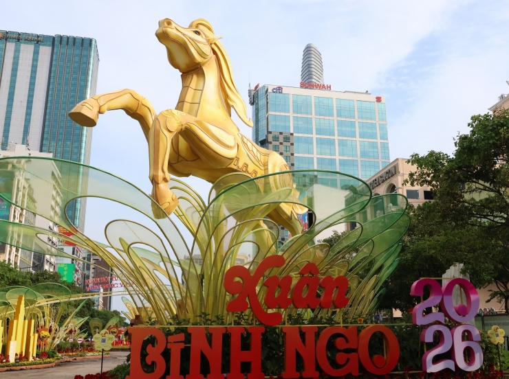 Linh vật ngựa Đường hoa Nguyễn Huệ Tết Bính Ngọ 2026 tại cổng chính được giữ lại phục vụ người dân và du khách đến hết ngày 22-3; Ảnh: PHAN ANH