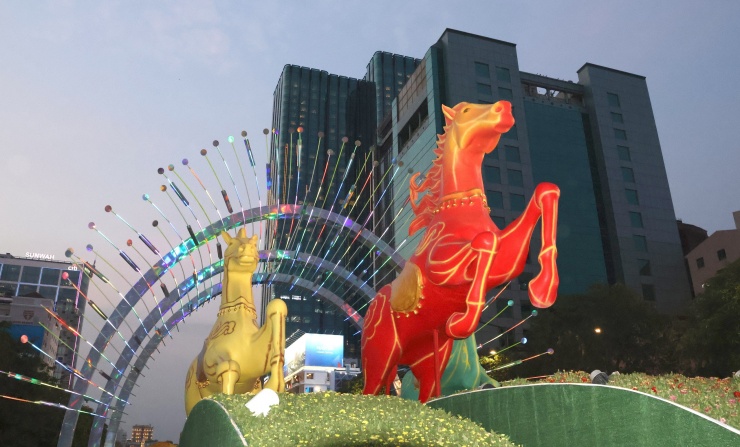 Đại cảnh "Giang sơn cẩm tú" cũng được giữ lại đến hết ngày 22-3; Ảnh: PHAN ANH