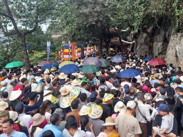 Chùa Hương, Yên Tử 'thất thủ' ngày Tết