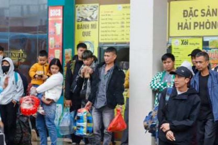 Xuống bến xe Hà Nội sáng nay mới thấm thía: Đường từ quê lên Hà Nội thênh thang, đường từ bến xe về nhà xa vạn dặm