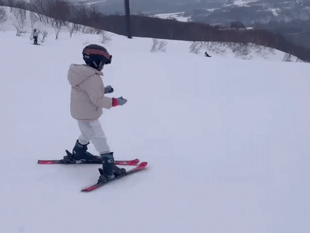 Hồ Ngọc Hà đưa Leon - Lisa đi trượt tuyết dịp Tết Nguyên đán