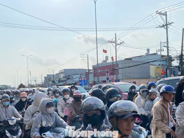 [Clip] 'Mướt mồ hôi', chật vật quay lại TPHCM ngày cuối kỳ nghỉ Tết