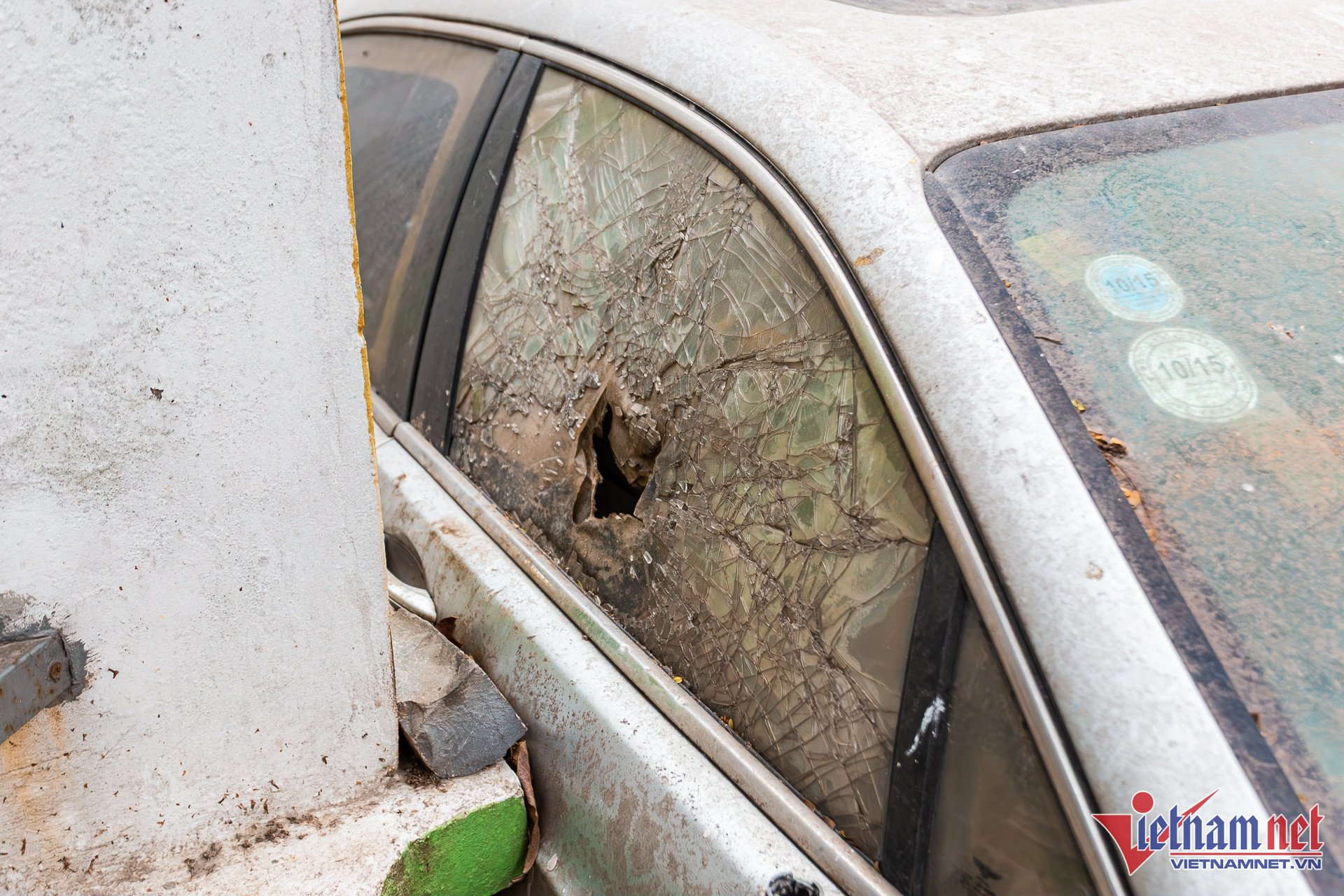 Kính cửa bên ghế phụ đã vỡ vụn, giống như hiện trạng chiếc xe cách đây 6 năm. Cặp gương chiếu hậu đã biến mất, không rõ do chủ nhân tháo bỏ hay bị đánh cắp trong thời gian vứt xó tại đây.