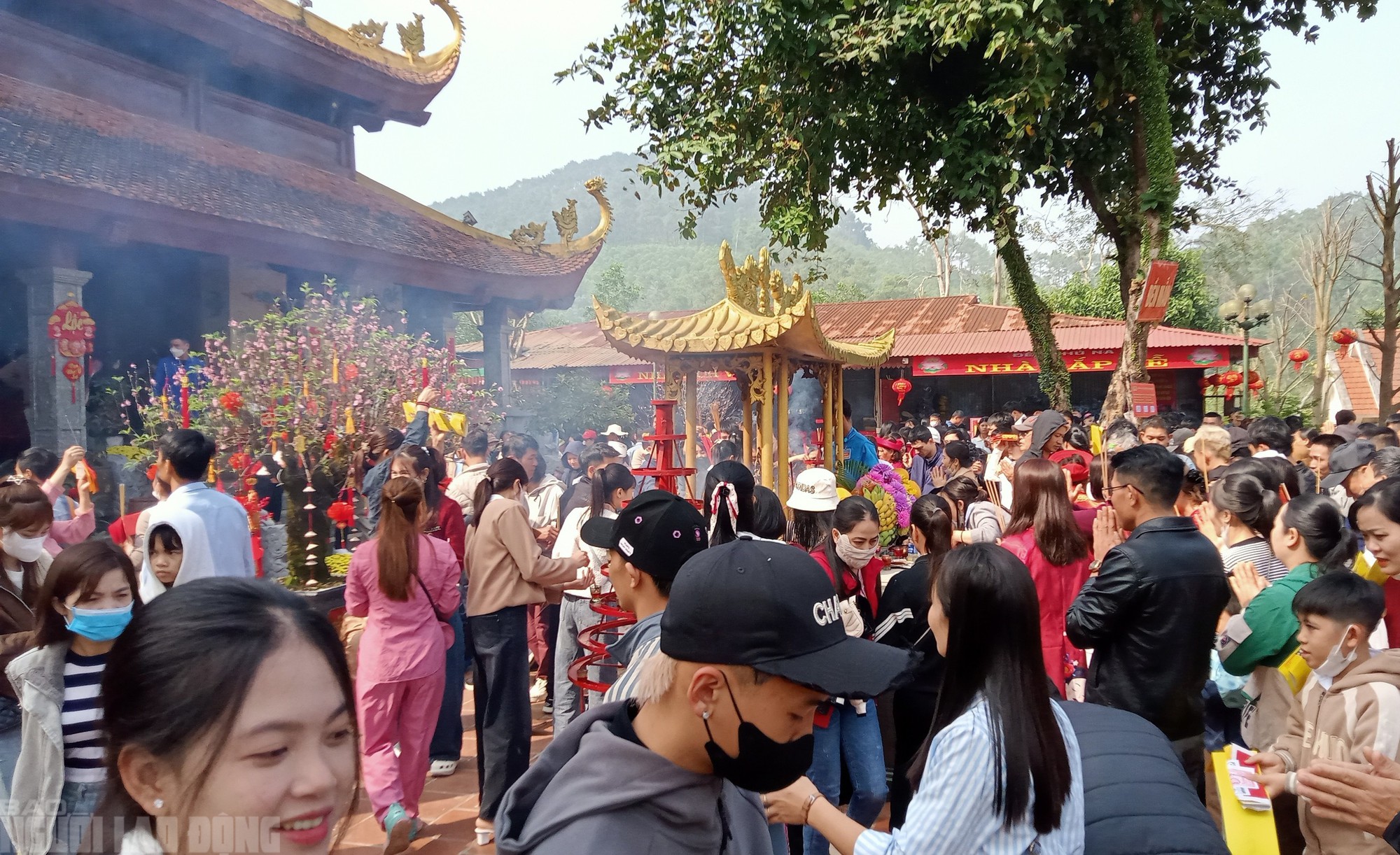 Đền Phủ Na là điểm đến hút khách du lịch những ngày đầu năm mới