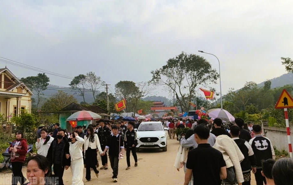 Các tuyến đường đổ về Phủ Na kẹt cứng người trong ngày mùng 4 và 5 Tết