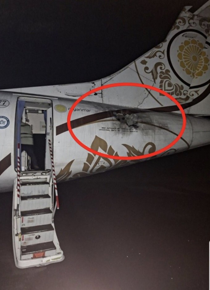 Lỗ thủng ở đuôi máy bay ATR-72-600 sau khi bị drone tự sát đánh trúng ở sân bay Myitkyina tối 20/2. Ảnh: ANN