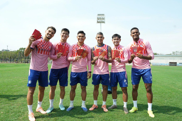 Các cầu thủ CLB Hà Nội háo hức nhận lì xì trong buổi tập đầu năm (Ảnh: Hanoi Football Club)