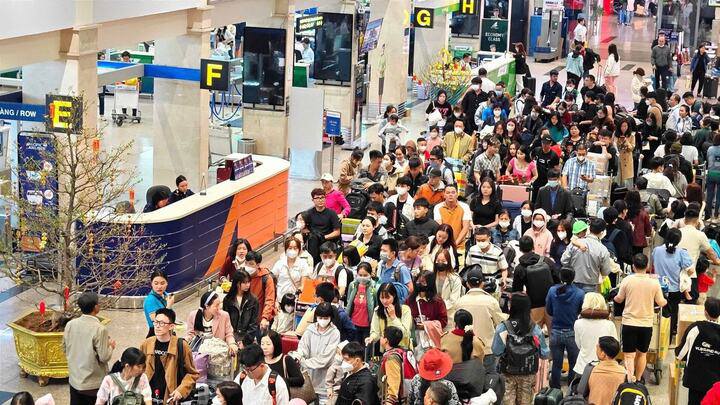 Lượng khách qua sân bay tăng cao kỷ lục.