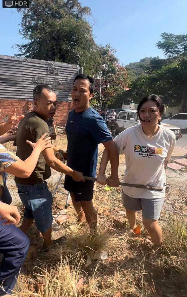 Hình ảnh các đối tượng đuổi đánh, nhóm du khách. Ảnh cắt từ clip.