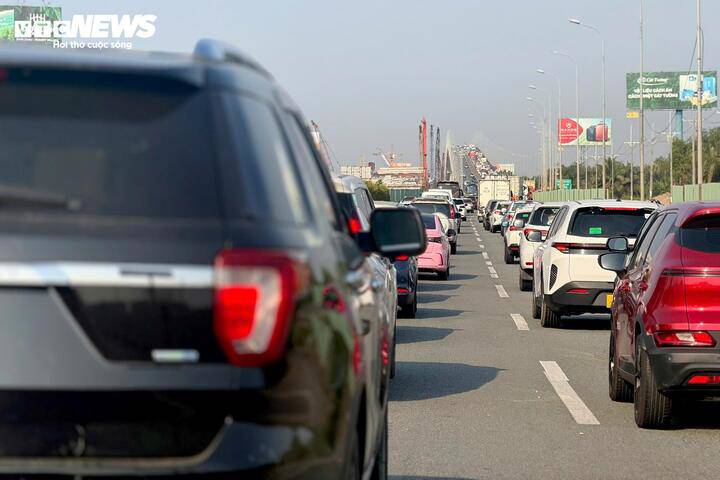 Từ sáng sớm mùng 6 Tết, cao tốc Long Thành - Dầu Giây kẹt cứng hướng về TP.HCM - 1