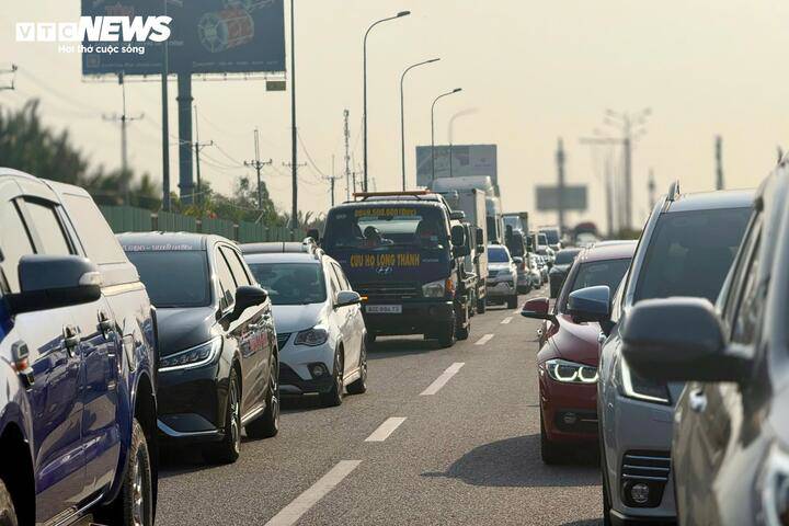 Từ sáng sớm mùng 6 Tết, cao tốc Long Thành - Dầu Giây kẹt cứng hướng về TP.HCM - 3
