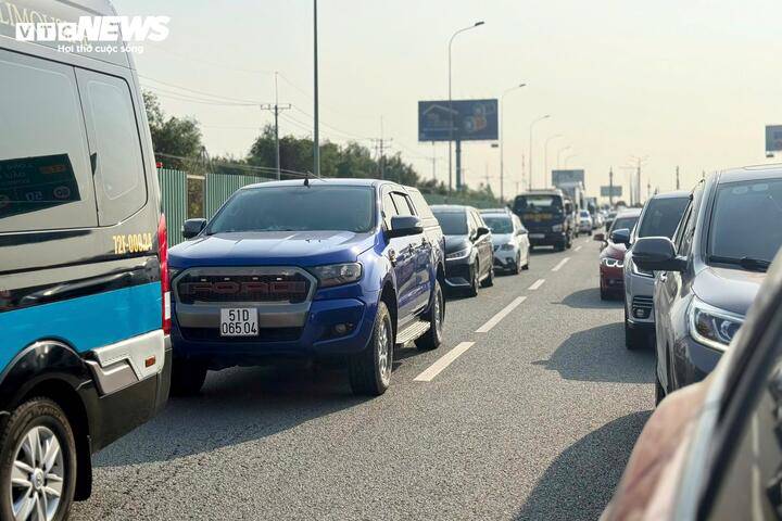 Từ sáng sớm mùng 6 Tết, cao tốc Long Thành - Dầu Giây kẹt cứng hướng về TP.HCM - 4