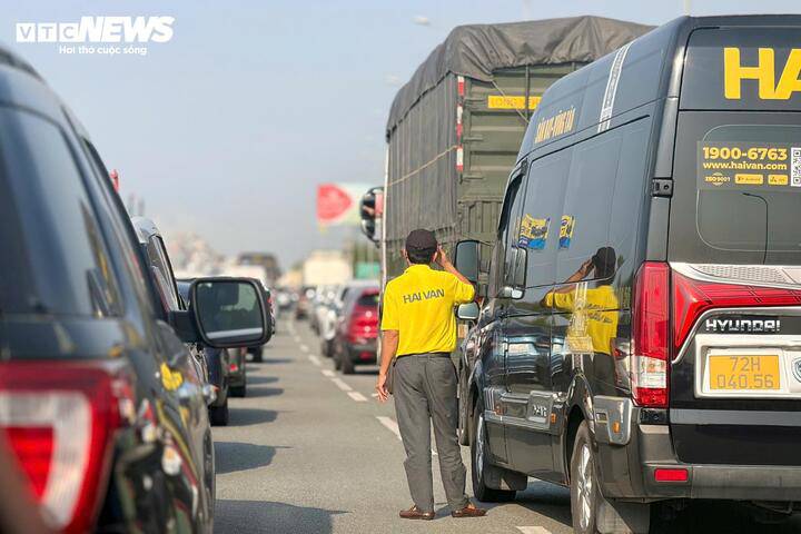 Từ sáng sớm mùng 6 Tết, cao tốc Long Thành - Dầu Giây kẹt cứng hướng về TP.HCM - 6