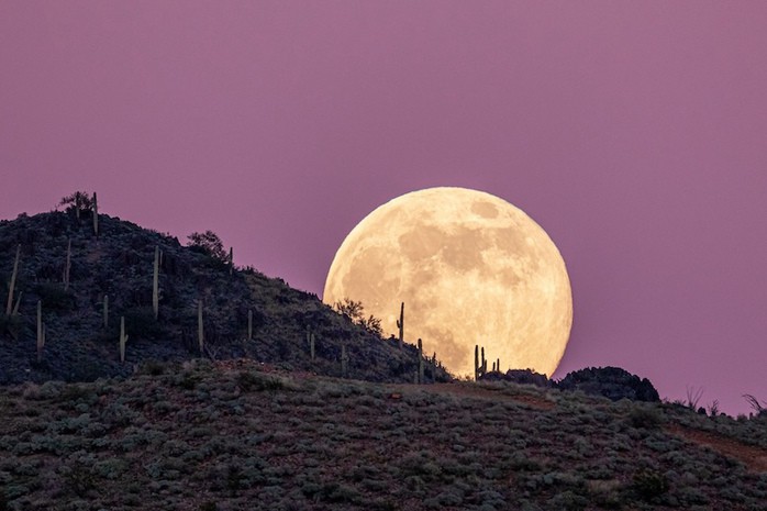 Một siêu trăng mọc trên rên dãy núi Bắc Phoenix - Ảnh: EARTH SKY