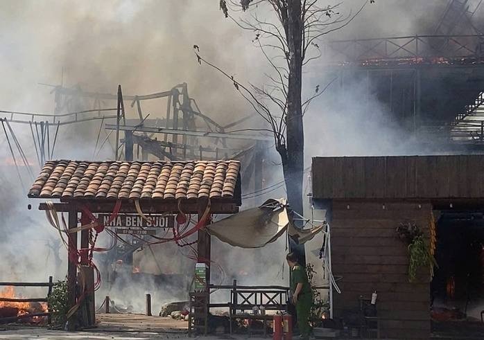 Nhiều đồ đạc bên trong quán bị thiêu rụi.