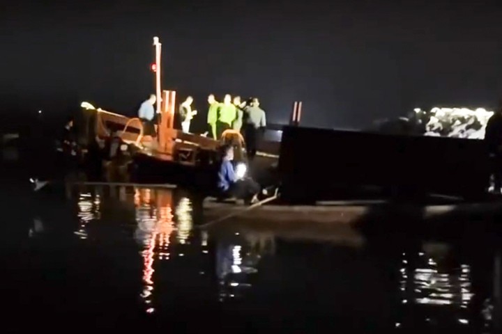 Khu vực tàu gặp nạn trên hồ Thác Bà chiều 21/2.