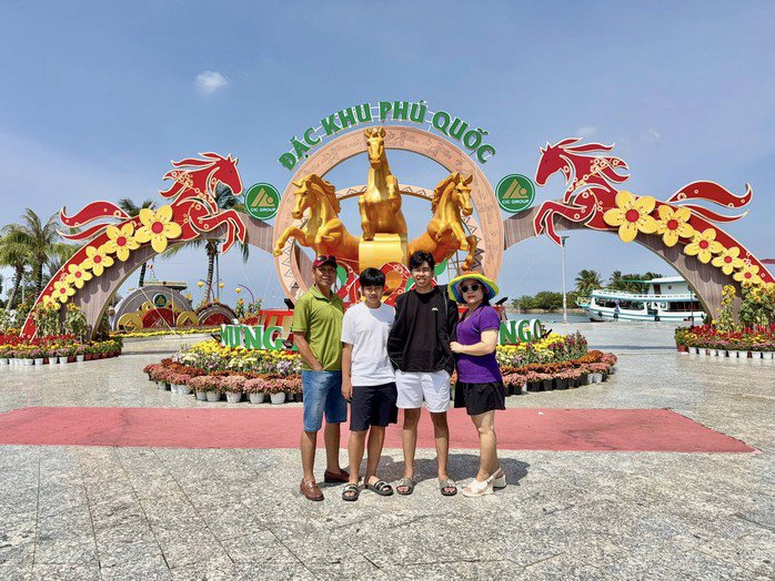 Trong suốt kỳ nghỉ Tết, não bộ liên tục được "tắm" trong các nguồn kích thích tích cực: ăn ngon, ngủ muộn, gặp gỡ, du lịch, nhận quà, nhận lì xì, tạm thời thoát khỏi công việc và áp lực thường ngày