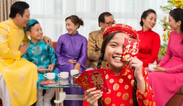 Lì xì đầu năm là một phong tục truyền thống mang ý nghĩa cầu chúc may mắn, sức khỏe và thịnh vượng.