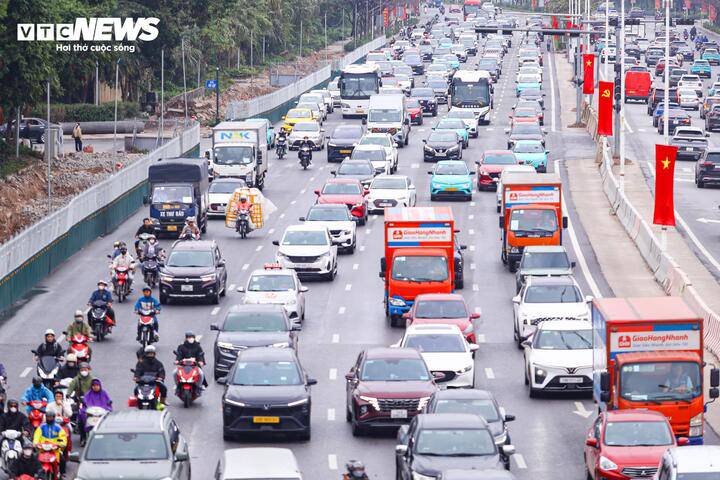 Sáng 22/2 (mùng 6 Tết), ngày cuối kỳ nghỉ Tết Nguyên đán, trong cơn mưa phùn kéo dài, đông đảo người dân quay trở lại Hà Nội, khiến giao thông tại nhiều cửa ngõ và khu vực bến xe rơi vào tình trạng ùn ứ.