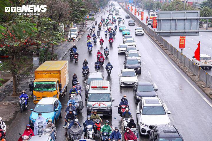 Tại khu vực đường Ngọc Hồi hướng về Giải Phóng, lượng phương tiện tăng mạnh song giao thông vẫn cơ bản ổn định, chưa ghi nhận tình trạng ùn tắc.