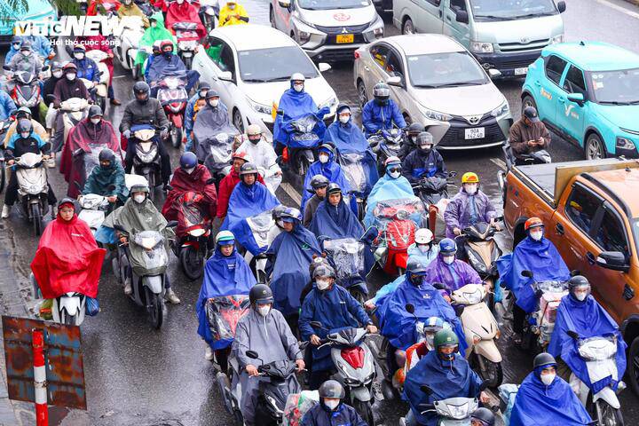 Đội mưa gió, dòng người ùn ùn đổ về Thủ đô sau kỳ nghỉ Tết - 5