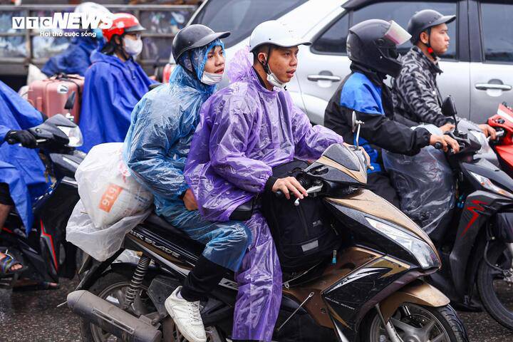 Trở lại Hà Nội làm việc sau kỳ nghỉ Tết, anh Hoài Nam cho biết mang theo khá nhiều hành lý cùng quà quê như gạo, rau sạch. Để tránh mưa phùn làm ướt đồ, anh phải bọc kín mọi thứ bằng nhiều lớp ni-lông.