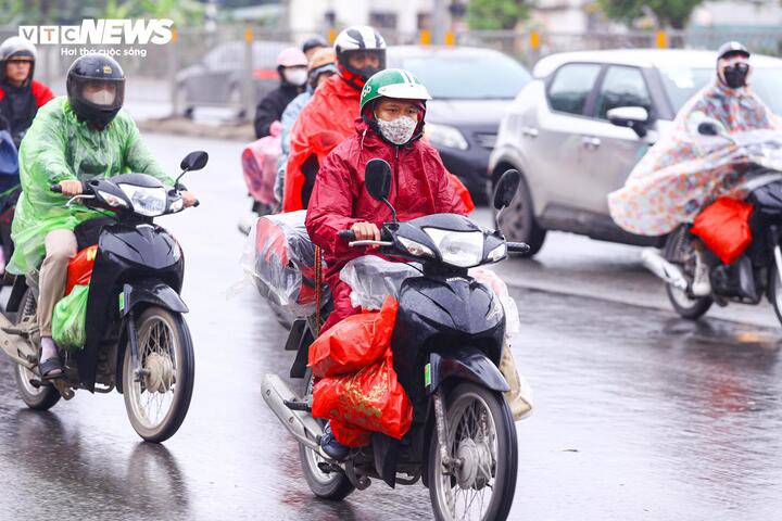 Để tránh hành lý bị ướt mưa, nhiều người cẩn thận quấn kín vali, túi xách bằng nhiều lớp ni-lông trước khi di chuyển.