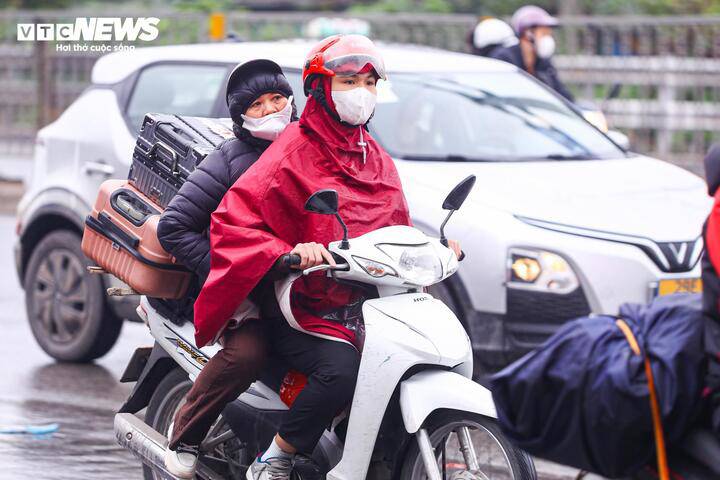 Đội mưa gió, dòng người ùn ùn đổ về Thủ đô sau kỳ nghỉ Tết - 11