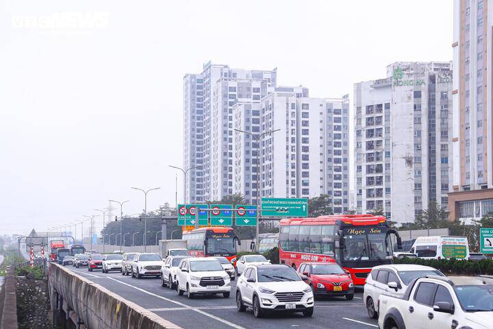 Tại nút cuối cao tốc Pháp Vân – Cầu Giẽ theo hướng vào trung tâm thành phố, giao thông ghi nhận tình trạng ùn ứ nhẹ do lưu lượng phương tiện tăng cao.