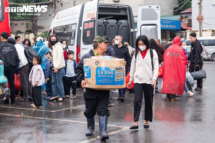 Dù vậy, lượng hành khách hiện vẫn ở mức vừa phải, chưa xảy ra quá tải; dự báo từ chiều nay, mật độ người đổ về bến sẽ tăng cao hơn.