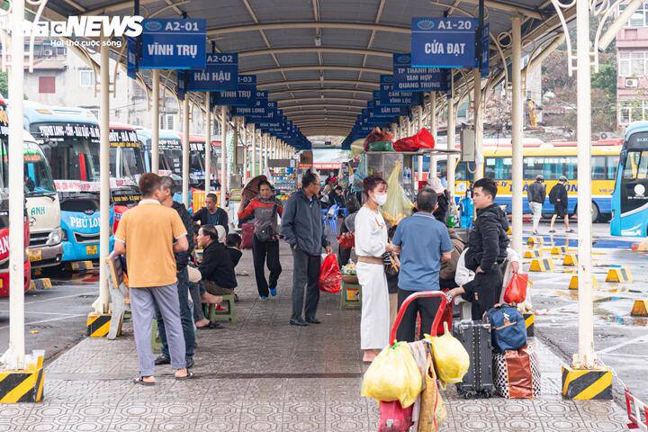 Trưa nay tại bến xe Giáp Bát, lượng sinh viên và người lao động bắt đầu tăng mạnh. Nhiều người tay xách nách mang, vội vã trở lại thành phố để chuẩn bị cho tuần làm việc đầu tiên sau kỳ nghỉ Tết.