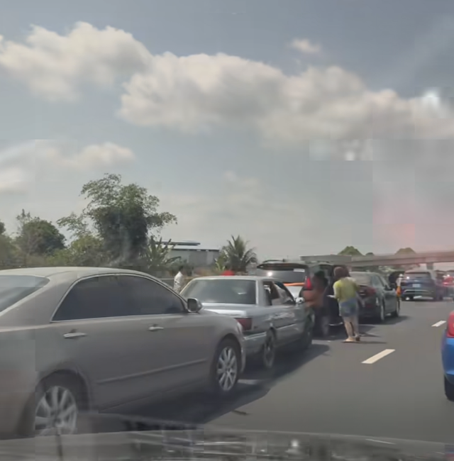 Va chạm liên hoàn giữa các ô tô trên cao tốc Phan Thiết-Dầu Giây đoạn qua xã Xuân Quế, Đồng Nai vào trưa 22-2