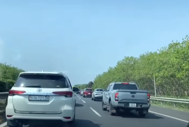 Nhiều thời điểm, trên cao tốc TPHCM-Long Thành-Dầu Giây, đoạn trước cầu Long Thành và trạm thu phí các phương tiện di chuyển khó khăn