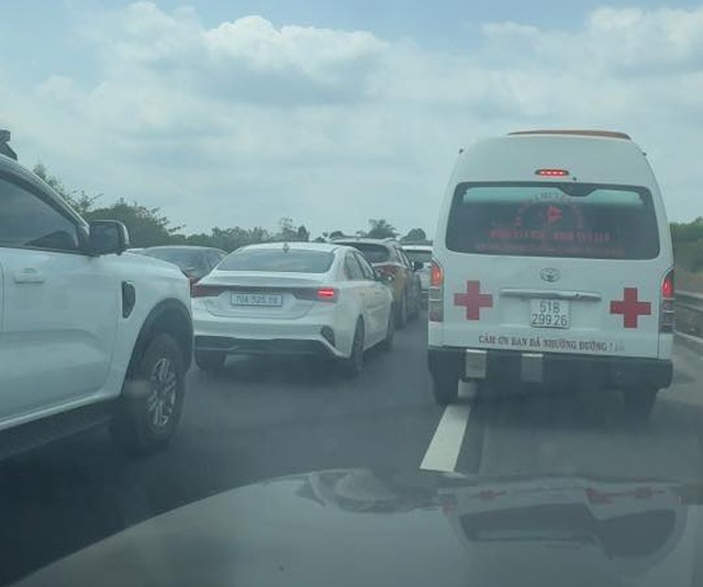 Giao thông di chuyển chậm trên cao tốc Phan Thiết-Dầu Giây