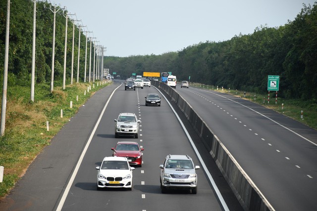 Tai nạn liên hoàn giữa 7 ô tô trên cao tốc Dầu Giây - Phan Thiết - 9
