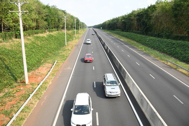 Tai nạn liên hoàn giữa 7 ô tô trên cao tốc Dầu Giây - Phan Thiết - 11