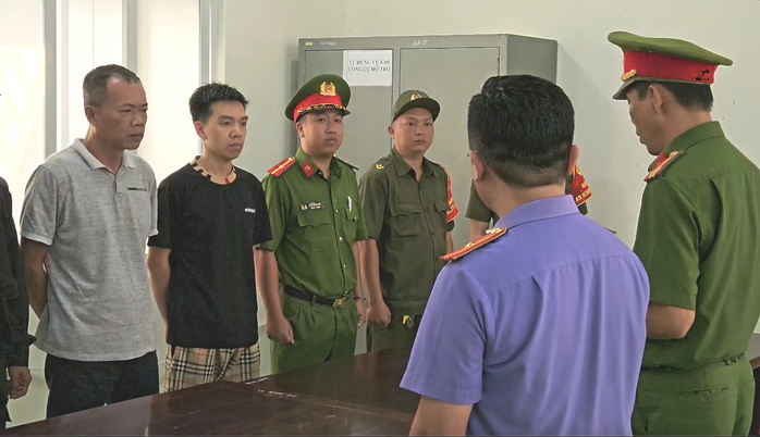 Cơ quan CSĐT Công an TPHCM đọc lệnh tạm giữ đối với Đặng Trần Quốc Vũ và Đào Năng Nghĩa