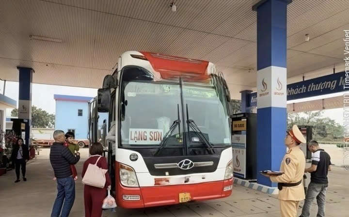 CSGT Bắc Ninh lập biên bản xử phạt chiếc xe khách nhồi gấp đôi hành khách.