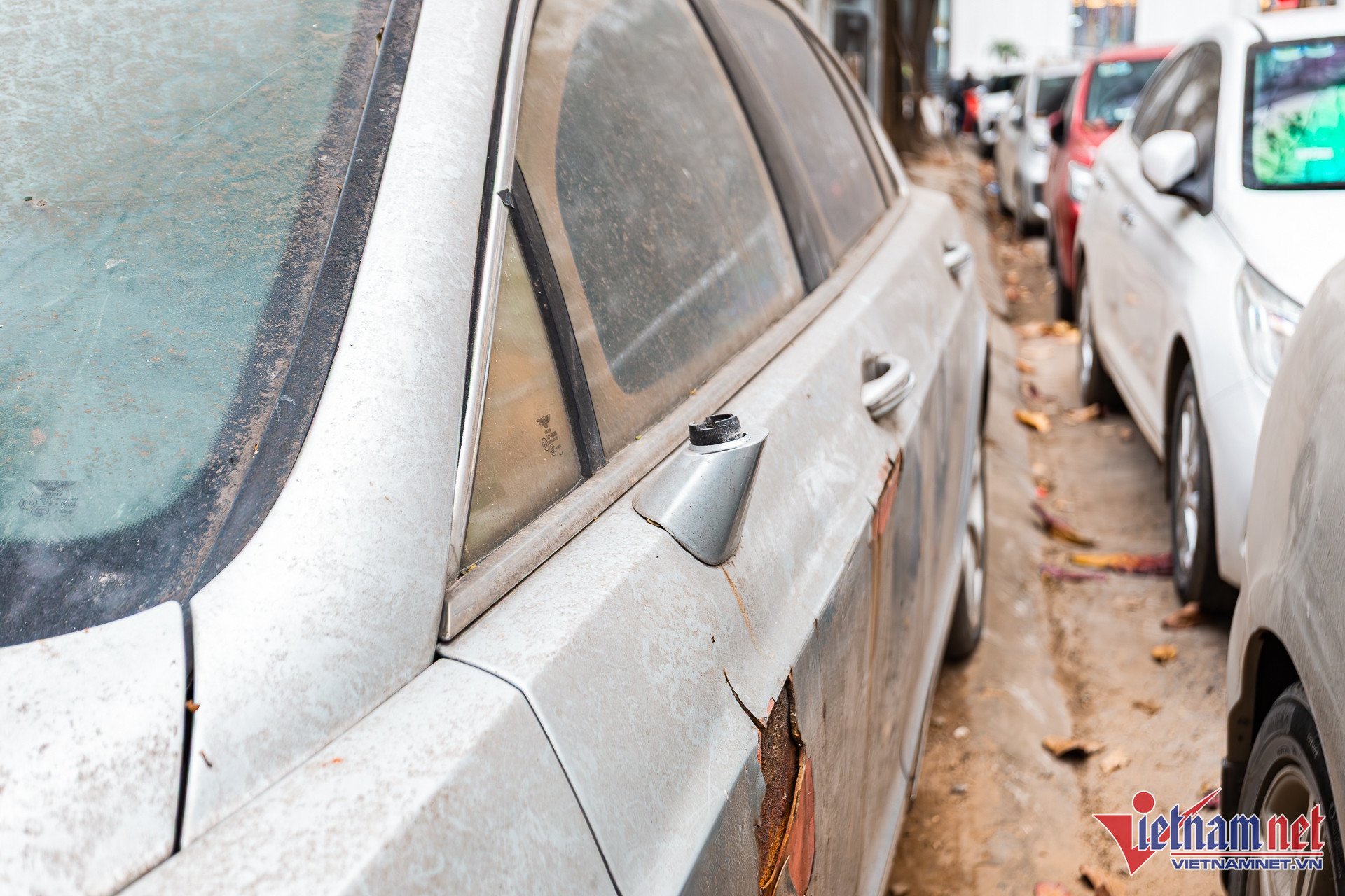 Kính cửa bên ghế phụ đã vỡ vụn, giống như hiện trạng chiếc xe cách đây 6 năm. Cặp gương chiếu hậu đã biến mất, không rõ do chủ nhân tháo bỏ hay bị đánh cắp trong thời gian vứt xó tại đây.