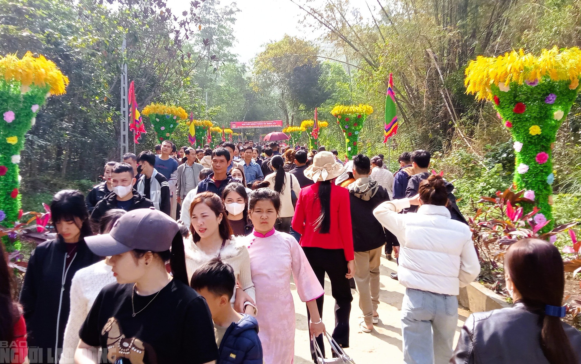 Đền Phủ Na là điểm đến hút khách du lịch những ngày đầu năm mới