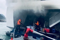 Tàu du lịch ở Cát Bà bốc cháy giữa trưa, 32 người được giải cứu kịp thời