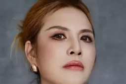 Một nữ ca sĩ bị thu hồi giấy phép biểu diễn