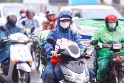 Đội mưa gió, dòng người ùn ùn đổ về Thủ đô sau kỳ nghỉ Tết