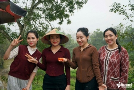 Phiên chợ 'ném cà chua' độc đáo ở Thanh Hóa: Càng ném nhiều, càng may mắn