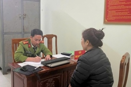 Công an làm việc với người phụ nữ thu tiền đỗ xe trên đường vào đền Cô Chí Mìu