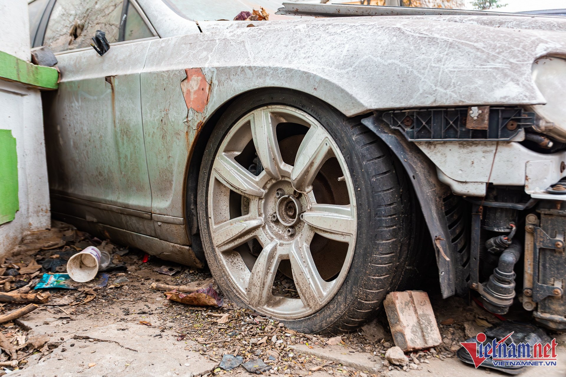 Bộ mâm xe kích thước 20 inch 7 chấu đơn đã nhuốm “màu thời gian”, logo Bentley trên các mâm xe đều không còn. Bên trong, đĩa phanh bị han rỉ nặng. Hệ thống treo đã hỏng, khiến gầm chiếc xe gần như chạm mặt đất.