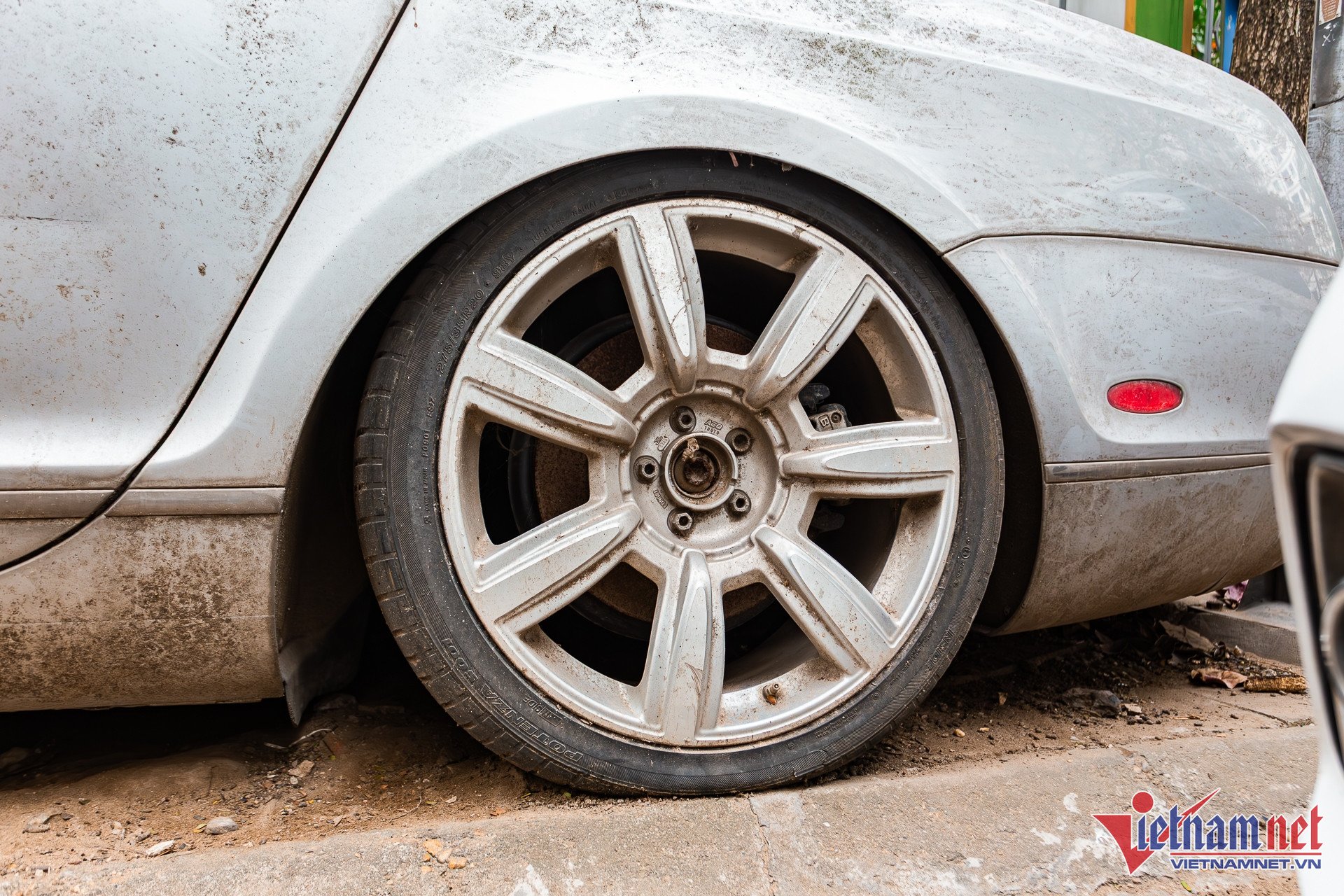 Bộ mâm xe kích thước 20 inch 7 chấu đơn đã nhuốm “màu thời gian”, logo Bentley trên các mâm xe đều không còn. Bên trong, đĩa phanh bị han rỉ nặng. Hệ thống treo đã hỏng, khiến gầm chiếc xe gần như chạm mặt đất.