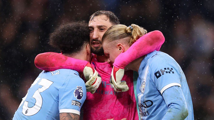 Các cầu thủ Man City ăn mừng sau khi giành chiến thắng trước Newcastle