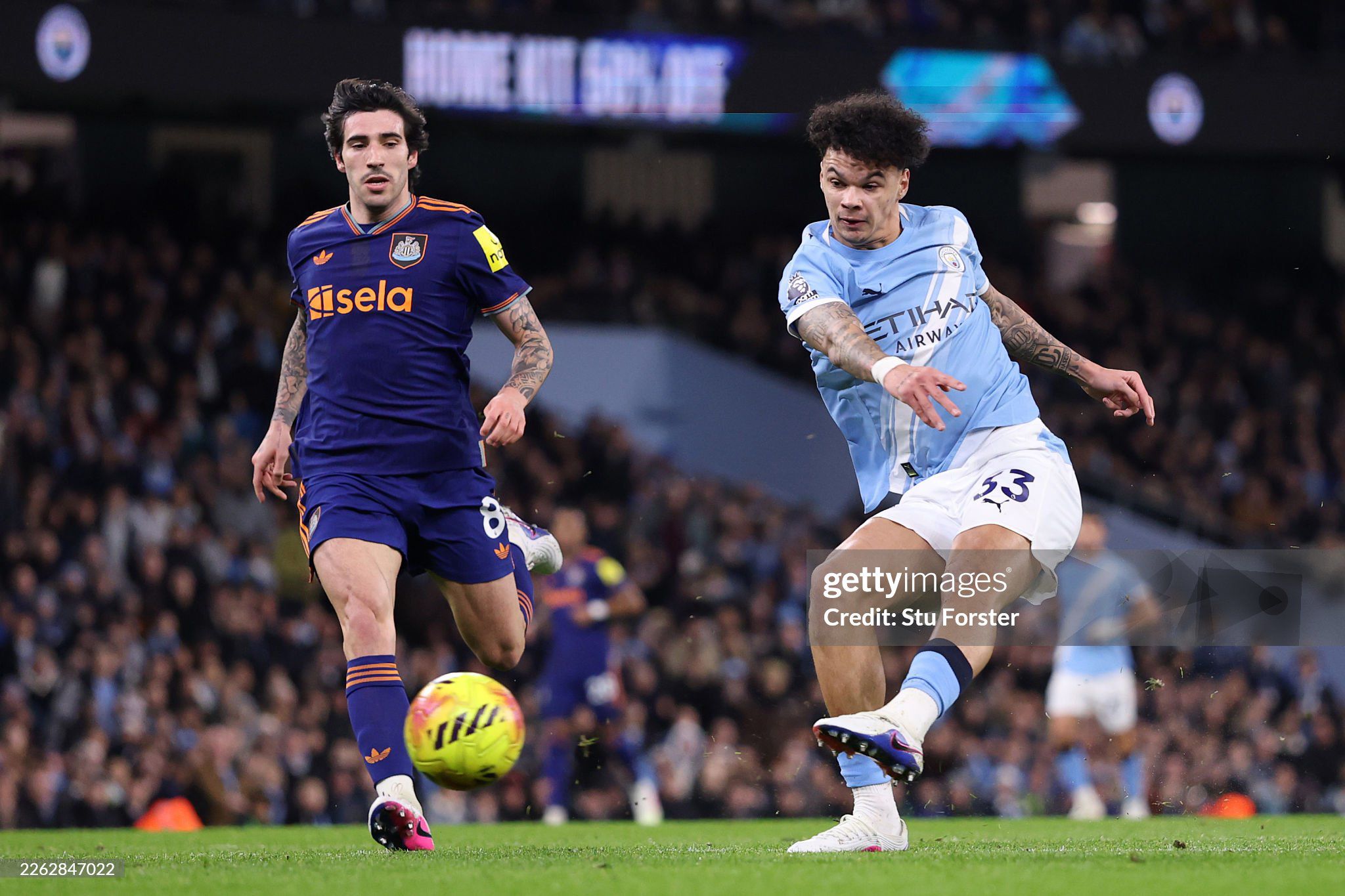 Nico O’Reilly (bên phải) ghi cả 2 bàn cho Man City