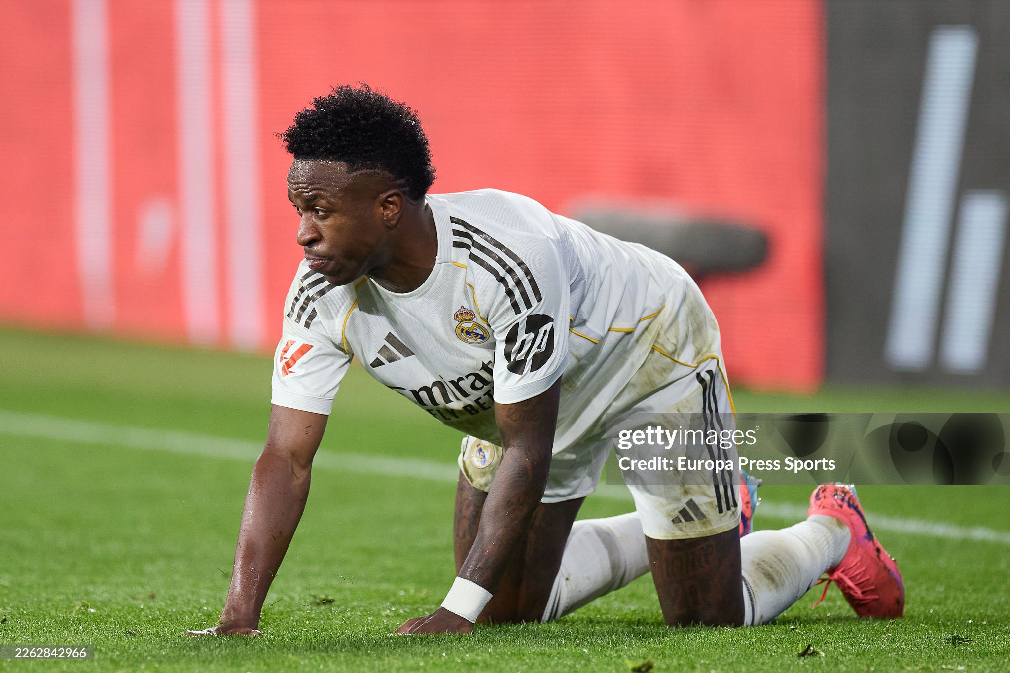 Vinicius bị các cầu thủ Osasuna chăm sóc rất kỹ càng